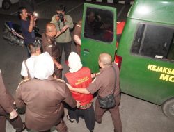 Tim Penyidik Tindak Pidana Khusus Kejaksaan Tinggi Sumatera Selatan melakukan Penahanan terhadap 2 orang tersangka