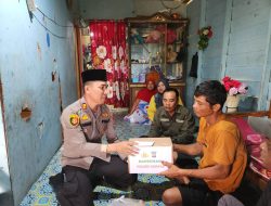 Kapolsek Kempas bersama Kades Sungai Gantang berikan Santunan kepada Keluarga KPPS.