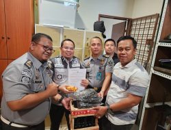 Polda Riau Serah Terimakan 15 Unit Senjata Api Dan 550 Amunisinya Pada 5 UPT Lapas dan Rutan Di Riau