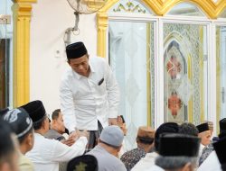 Perdana Wakil Bupati Rohil H.Sulaiman : Mengikuti Sholat Tarawih Berjama’ah di Masjid Raya Al-iklas