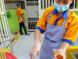 Tingkatkan Daya Tahan Tubuh Warga Binaan, Petugas Lapas Pekanbaru Berikan Tambahan Extra Fooding