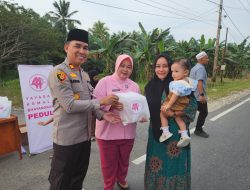 Polsek Kempas bersama Bhayangkari Berbagi Takjil Ramadhan, Jelang Waktu Berbuka Puasa.