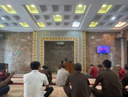 Tausiyah Qobla Dzuhur Ramadhan 1445 H/2024 M di Kejaksaan Tinggi Riau yang disampaikan oleh Ust. KH. Dr. Zulhendri Rais, LC., MA yang diikuti oleh pegawai di lingkungan Kejaksaan Tinggi Riau