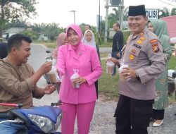 Kapolsek bersama Keluarga Besar Polsek Siak Hulu Berbagi 100 Takjil Kepada Pengguna Jalan Dan Berbuka Puasa Bersama