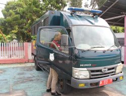 Jalankan Fungsi Fasilitas, Petugas Lakukan Perawatan Dan Pemeliharaan Kendaraan Dinas