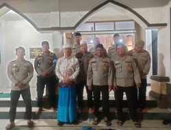 Lebih Dekat dengan Masyarakat Personil Polres Kampar Laksanakan Sholat Subuh Keliling