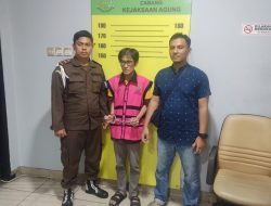 Tim Penyidik Menahan Tersangka RD Selaku Direktur PT SMIP dalam Perkara Impor Gula PT SMIP