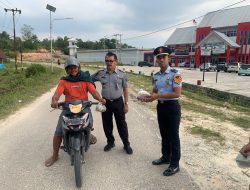 Kalapas Narkotika Rumbai dan Jajaran Pimpin Pemberian Takjil Gratis Kepada Masyarakat