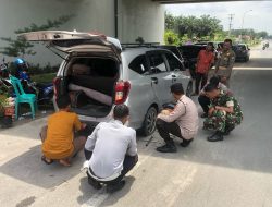 Keren, Begini Aksi Polisi Polsek Tambang saat Bantu Ganti Ban Mobil Yang Pecah Ban