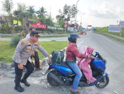 Kapolsek Tambang Bantu Dorong Sepeda Motor Pemudik yang Mogok Sekaligus Bantu Isikan BBM