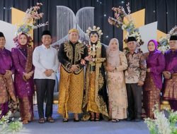 Berbaur Dengan Warga Wakil Bupati Rokan Hilir : Menghadiri Undangan Pernikahan Nofianti A.MD Kes Dengan Made Bayu Alfi Wijaya S.IP