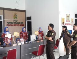 Kepala Kejaksaan Tinggi Riau dan Ketua Ikatan Adhyaksa Dharmakarini (IAD) dan Supervisi Ikatan Adhyaksa Dharmakarini di Kejaksaan Negeri Pelalawan
