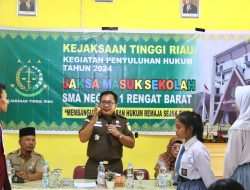 Jaksa Masuk Sekolah: Kejati Riau Melalui Tim Penerangan Hukum  Berikan Penyuluhan Hukum pada Siswa/i SMA Negeri 1 Rengat Barat