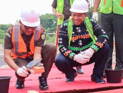 Kajati Riau Melakukan Peletakan Batu Pertama Pembangunan Gedung Dermaga Penyimpan Barang Bukti dan Barang Rampasan Kejaksaan Negeri Siak