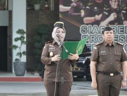 Wakil Kepala Kejaksaan Tinggi Riau Penerima Apel Kerja Pagi Diikuti Seluruh Pegawai Kejaksaan