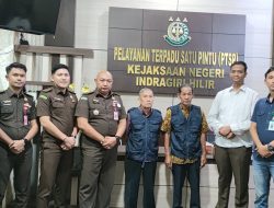 Kejari Inhil menetapkan tersangka perkara dugaan Tipikor “HM 75 Tahun selaku Direktur PD. BPR Gemilang dan “SY 64 Tahun Selaku Kepala Desa Sungai Rawa