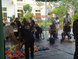 Kepala DLH Suwandi S.Sos Didampingi Korlap : Menyaksikan Pembagian Daging Hewan Qurban kepada Pengawas Serta Petugas Kebersihan