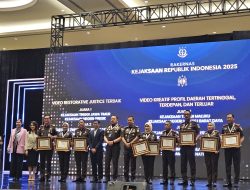 Kejaksaan Tinggi Maluku Menerima Piagam Penghargaan Juara 1 Lomba Vidio Kreatif Profil Daerah 3T Rakernas Kejaksaan Indonesia Tahun 2025
