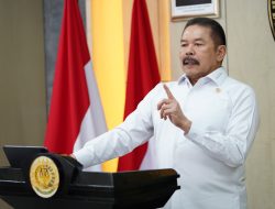 Prof.ST Burhanuddin : Memberi Materi Perkuliahan Kepada Mahasiswa Universitas Al-Azhar Indonesia