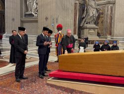 Muslim Berdoa di Depan Peti Mati Paus Fransiskus, Toleransi atau Menyalahi Akidah?