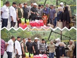 Bupati Solok Kunjungi Lokasi Kebakaran di Nagari Pianggu, Salurkan Bantuan dan Sampaikan Komitmen Penanggulangan