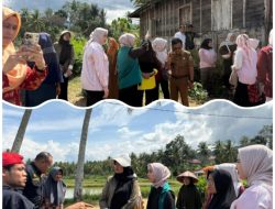 Ketua TP-PKK Kota Sawahlunto Serahkan Bantuan Untuk Korban Banjir di Kab Solok