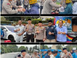 Kapolres Solok Pimpin Langsung Berbagi Takjil di Simpang Tugu Ayam Arosuka